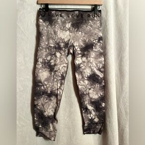 Tie-Dye High-Waist Capri Leggings - Black/Gray/White